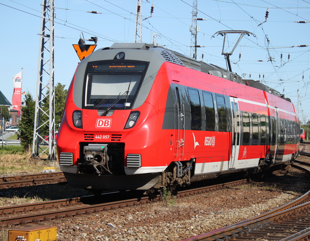 442 857 als S1 von Rostock Hbf nach Warnem�nde bei der Einfahrt im Bahnhof Warnem�nde.09.08.2015