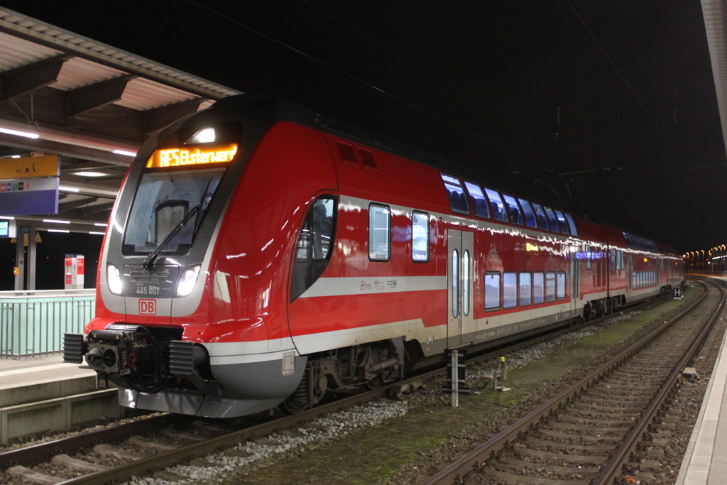 445 007-1+Twindexxwagen DBpza 782.1+445 009-7 als RE 4355 von Rostock Hbf nach Elsterwerda kurz vor der Ausfahrt im Rostocker Hbf. 02.02.2018