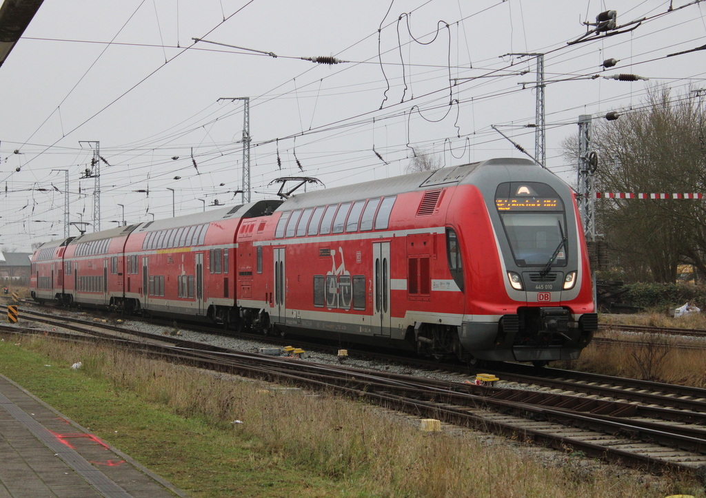 445 010 als RE5 von Berlin-Südkreuz nach Rostock Hbf bei der Einfahrt im Rostocker Hbf.21.12.2025