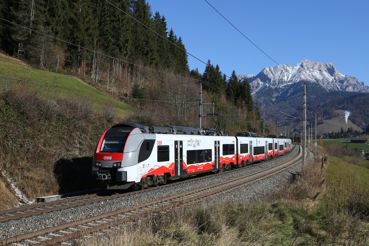 4748 028 war am 8. November 2025 bei Pfaffenschwend in Richtung St. Johann unterwegs.