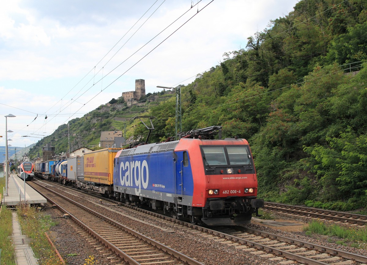 482 006-4 durchf�hrt am 21. August 2014 den Bahnhof von Kaub im Rheintal.