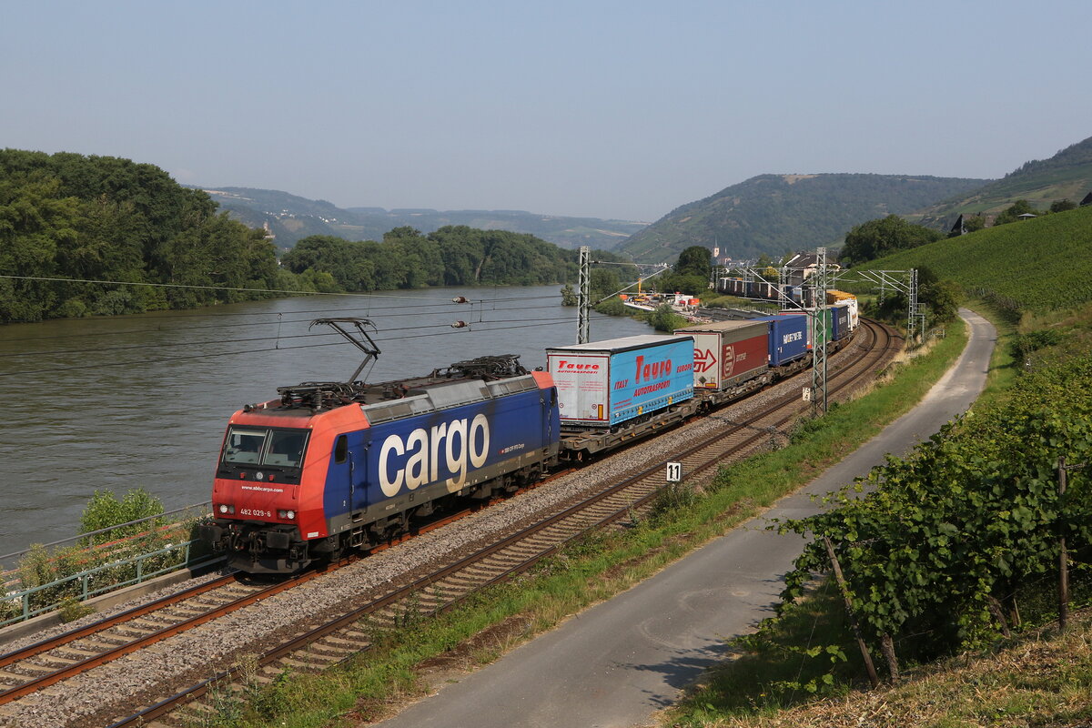 482 029 mit einem  KLV  im  B�chergrund  bei Lorch am Rhein.