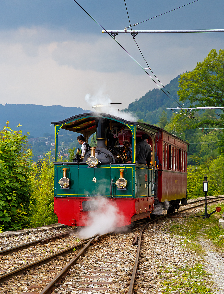 
50 Jahre BC - MEGA STEAM FESTIVAL der Museumsbahn Blonay–Chamby - Museumsbahn-Romantik pur:
Die G 2/2 Krauss-Kastendampflok (Tramlok) Nr. 4 der Museumsbahn Blonay–Chamby drückt den Personenwagen ex NStCM B4 Nr.7 (Nyon–Saint-Cergue–Morez-Bahn) am 19.05.2018 von Chamby wieder zurück ins Museum Chaulin.

Die Lok wurde 1900 bei Krauss, München unter der Fabriknummer 4278 für die Ferrara Codigoro (FER), Italien, gebaut.

