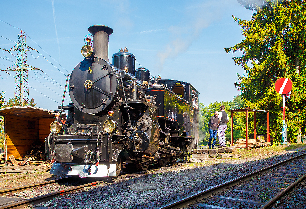 
50 Jahre BC - MEGA STEAM FESTIVAL der Museumsbahn Blonay–Chamby:
Die DFB HG 3/4 Nr. 4, ex B.F.D. 4 (Brig-Furka-Disentis, später FO - Furka-Oberalp), steht am 19.05.2018 bei der Bekohlungsanlage in Chaulin.

Die B.F.D. HG 3/4 ist eine von zehn von der Schweizerische Lokomotiv- und Maschinenfabrik (SLM) gebauten Dampflokomotiven für gemischten Adhäsions- und Zahnradbetrieb für die Brig-Furka-Disentis. Diese hier wurde 1913 unter der Fabriknummer 2318 gebaut.

Geschichte:
Die damalige Bahngesellschaft Brig-Furka-Disentis (BFD) beschaffte in den Jahren 1913 und 1914 zur Betriebsaufnahme ihrer Strecke bei der Schweizerischen Lokomotiv- und Maschinenfabrik Winterthur (SLM) die 10 Dampflokomotiven HG 3/4 Nr. 1-10, ausgeführt als Heissdampf-Vierzylinderverbund-Maschinen mit getrenntem Adhäsions- und Zahnradantrieb nach „System Abt“.

Die 10 Dampflokomotiven gingen 1926 an die als Nachfolgegesellschaft der BFD gegründete Furka-Oberalp-Bahn (FO) über und leisteten bis zum Abschluss der Elektrifikation im Jahre 1942 auf der gesamten 100 km langen Strecke Brig-Disentis zuverlässig ihren Dienst.

1947 wurden die Lokomotiven Nr. 1, 2, 8 und 9 nach Indochina (heutiges Vietnam) verkauft, wo Sie auf der Strecke Song Pha – Dalat bis in die Siebzigerjahre im Einsatz standen.

In einer beispiellosen Aktion wurden die 4 Lokomotiven, soweit noch vorhanden, im Jahre 1990 durch die DFB in die Schweiz zurückgeholt.

Nach der vom Reichsbahnausbesserungswerk Meiningen ausgeführten Aufarbeitung stehen die beiden Lok Nr. 1 und 9 seit 1993 wieder an der Furka im Einsatz.

Die Lok 9 durchläuft zur Zeit in der DFB Revisionswerkstatt in Chur auf Frondienstbasis eine Totalrevision R3.

Als einzige der 10 Lokomotiven hat die Lok 4 ihre Heimat nie verlassen. Sie wurde von der FO als fahrleitungsunabhängiges Triebfahrzeug bis in das Jahr 1972 eingesetzt und schliesslich in Münster remisiert.

Nach einer in den Achziger Jahren durch Mitglieder des Oberwalliser Eisenbahnamateur Klubs (OEAK) erfolgten Aufarbeitung kam sie von 1990-1997 gelegentlich auf den Adhäsionsabschnitten Brig-Mörel und Niederwald-Oberwald für Extrafahrten zum Einsatz.

1997 konnte die DFB die Lok 4 als Leihgabe der FO übernehmen und unterzog sie in rund 18`000 freiwilligen Arbeitsstunden durch eigene Fachspezialisten in der Werkstatt Chur einer grundlegenden Revision.

Seit 2006 verkehrt die Lok 4 im Originalzustand wieder an der Furka.

Am 12.08.2010, dem Tag der Wiedereröffnung des letzen DFB-Streckenabschnitts Gletsch-Oberwald, wurde die Lok F.O.4 von der Matterhorn Gotthard Bahn (MGB, entstanden aus der Fusion der beiden Bahngesellschaften FO und BVZ) der DFB als Geschenk definitiv übergeben.

TECHNISCHE DATEN:
Länge über Puffer: 8.754 mm
Dienstgewicht: 42 t
Triebraddurchmesser:	910 mm
Laufraddurchmesser:	600 mm
Zahnrad Teilkreis: 688 mm
Zahnrad Zähne/Teilung: 18 Zähne / 120 mm (Abt 2-lamellig)
Anhängelast 110 ‰ Steigung: 60 t
Max. Geschwindigkeit Adhäsion:	45 km /h
Max. Geschwindigkeit Zahnrad:	20 km/h
Leistung:	600 PS (440 kW)
	
Antrieb:	
System: Getrennte Adhäsions- & Zahnradmaschine nach System Abt als Heissdampf Vierzylinderverbundmaschine
Bremsen: Vakuumbremse, Riggenbach'sche Gegendruckbremse
Steuerung Adhäsion:	Walscherts Kolbenschieber
Steuerung Zahnrad:	Joy Kolbenschieber
Zylinderdurchmesser Adhäsion:	420 mm
Zylinderdurchmesser Zahnrad:	560 mm
		
Kessel:
Kesseldruck: 14 bar
Rostfläche / Heizfläche:1,3 m2 / 63 m2
Siede- / Rauchrohre:	95 / 15 Rohre
Kesselwasser-Inhalt:	2,6 m3
Wasservorrat:	3,15 m3
Kohlenvorrat: ca. 1,3 t
