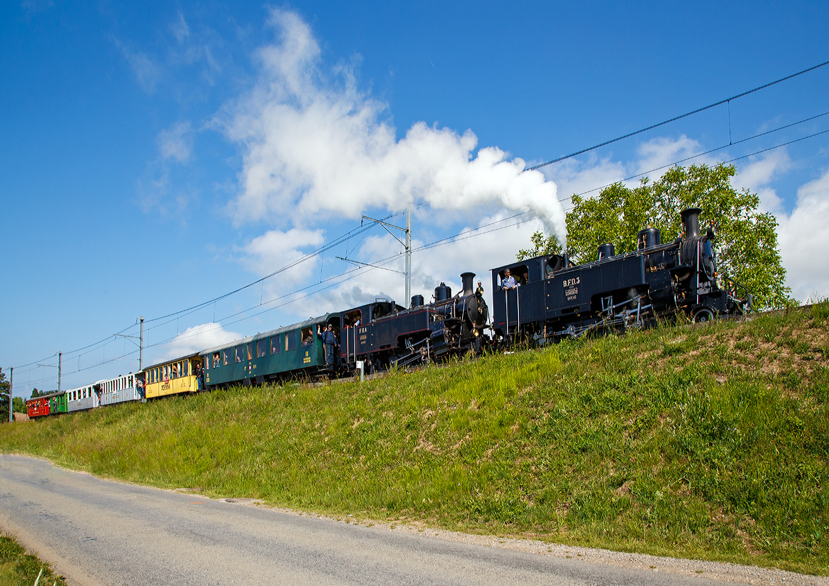 
50 Jahre BC - MEGA STEAM FESTIVAL der Museumsbahn Blonay–Chamby:
Die beiden HG 3/4 Schwestern, die B.F.D. 3 und die F.O. 4 mit Riviera Belle Epoque Zug Vevey-Blonay-Chamby am 20.05.2018 beim Château d'Hauteville.

Die beiden HG 3/4 Dampflokomotiven für gemischten Adhäsions- und Zahnradbetrieb sind baugleiche Lok, Baujahr 1913, SLM Fabriknummer 2317 und 2318, der ehemaligen Brig-Furka-Disentis-Bahn. Nach dem Konkurs der B.F.D. 1923 gingen alle zehn gebauten Lokomotiven an die neu gegründete Furka-Oberalp-Bahn (F.O.). Die zehn Dampflokomotiven stellten zunächst die einzigen Triebfahrzeuge der FO dar, dementsprechend erbrachten sie alle Zugleistungen und Rangierfahrten.

Die Lok Nr. 3 wurde 1969 der Museumsbahn Blonay–Chamby (BC) geschenkt, während Nr. 4 als Reserve weiterhin bei der Furka-Oberalp-Bahn blieb und hauptsächlich für Nostalgiefahrten verwendet wurde. Mit Ablauf der Untersuchungsfristen wurde sie 1972 abgestellt. Nach einigen Stationen ging die Lok 4 im Jahr 1997 zunächst leihweise an die Dampfbahn Furka-Bergstrecke über. Anschließend wurde sie in der DFB-Werkstätte Chur betriebsfähig aufgearbeitet und am 24. Juli 2006 in Betrieb genommen. Die Lok wurde historisch korrekt restauriert und vollständig schwarz lackiert. Anlässlich der Eröffnung des Streckenabschnitts Gletsch–Oberwald im Jahr 2010 ging die Lok als Geschenk an die DFB über.

Auch die ehemaligen FO Loks 1 und 9, sowie Überresten der Loks 2 und 8, sind heute bei der Dampfbahn-Furka-Bergstrecke. Unter der Bezeichnung „Back to Switzerland“ kehrten die vier HG 3/4 aus Vietnam 1990 Jahre in die Schweiz zurück.