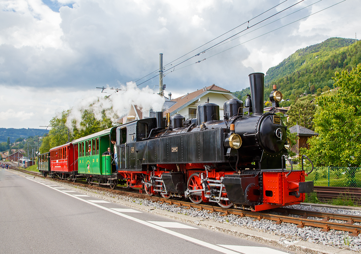 
50 Jahre BC - MEGA STEAM FESTIVAL der Museumsbahn Blonay–Chamby:
Die G 2x2/2 Malletdampflok 105 der Museumsbahn Blonay–Chamby fährt am 20.05.2018 von Blonay hinauf nach Chamby bzw. zum Museum Chaulin.

Für den Einsatz auf den Meterspur-Strecken in Frankreich bestellten die Deutschen Heeresfeldbahnen bei der Maschinenbau-Gesellschaft Karlsruhe sieben Mallet-Dampflokomotiven. Aus Zeitgründen wurde keine zeitgemäße neue Serie entwickelt. Man nahm alte Konstruktionsunterlagen als Grundlage. Die Auslieferung erfolgte im August 1918. Bevor die Maschinen HK 94 bis HK 100 (HK = Heeresprüfkommission für Feldbahnen) ihren Einsatzort erreichten, war der I. Weltkrieg (Waffenstillstand von Compiegné am 11. November 1918) jedoch schon beendet. Da sie nicht mehr von den Heeresfeldbahnen benötigt und nicht zum Reparationsgut zugeordnet wurden, übernahm sie das Reichsverwaltungsamt. Dieses verkaufte in den Jahren 1919/1920 die Loks.

Die Lok wurde 1918 von der Maschinenbau-Gesellschaft Karlsruhe unter der Fabriknummer 2051gebaut und von der Heeresprüfkommission für Schmalspurbahnen abgenommen als Lok „HK 95“ abgenommen, wegen dem Kriegsende kam sie auf den Heeresfeldbahnen nicht mehr zum Einsatz. So wurde sie 1919 an die Kleinbahn Voerde-Haspe–Breckerfeld als HVB 28 verkauft. Die Kleinbahn Voerde-Haspe–Breckerfeld wurde elektrifiziert, und die  Nr. 28  wurde 1925 an die Zell-Todtnau-Eisenbahn (in der Nähe von Freiburg) der Süddeutsche Eisenbahn-Gesellschaft (SEG) abgegeben, wo sie die  Nummer 105  -  Todtnau  erhielt. Sie blieb bis zur Streckenstillegung der Linie im Jahre 1968 im Schwarzwald und ging gleich drauf an die Museumsbahn Blonay – Champy.
Es ist noch eine Schwesterlok erhalten geblieben, es ist die 99 5906 der HSB.

Konstruktion:
Das hintere Triebwerk mit den Hochdruckzylindern ist fest im Blechrahmen gelagert. Das vordere Triebwerk mit den Niederdruckzylindern ist mit einem Königszapfen mit dem hinteren Triebwerk verbunden, der genietete Kessel liegt mit Gleitplatten auf ihm auf. Seitliche Blattfedern halten das Triebwerk in einer mittigen Stellung. Beide Triebwerke haben einen Innenrahmen.

Der Dampf wird erst zu den hinteren Zylindern geleitet, von dort gelangt er über flexible Leitungen in die vorderen Zylinder. Alle Zylinder verfügen über Flachschieber und außenliegende Heusinger-Steuerung mit Hängeeisen.

Die Loks verfügen über eine Wurfhebel-Handbremse und eine Dampfbremse als Zusatzbremse. Je nach Bahn wurden später Saugluft- oder Druckluftbremse als Zugbremse nachgerüstet.

Auf dem Kessel sitzen zwei Sanddome, einer für jedes Triebwerk.

TECHNISCHE DATEN:
Hersteller 	Maschinenbau-Gesellschaft Karlsruhe (MBK)
Baujahr: 1918
Betriebsgattung:	K 44.9
Kurzbezeichnung: B' B n4vt
Spurweite: 1.000 mm
Kurzbezeichnung: B' B n4vt
Länge über Puffer: 9.400 mm
Höhe über SO: 3.800 mm
Achsstand im Triebwerk: 1.400 mm
Treibraddurchmesser:	1.000 mm
Leergewicht: 28,5 t
Dienstgewicht: 34,4 t
Höchstgeschwindigkeit: 30 km/h
indizierte Leistung: 200 kW (270 PS)
Anfahrzugkraft: 47,76 kN
kleinster befahrbarer Gleisbogen: 	50 m
Kesselüberdruck: 12 bar
Kohlevorrat : 1,1 t
Wasservorrat:  3,6 m³
Zylinderanzahl: 	4
Zylinderdurchmesser:  280 mm (HD) / 425 mm (ND)
Kolbenhub: 500 mm
Bremse: Knorrbremse m. Z., Wurfhebel-Handbremse


Geschichte der Mallet-Lokomotiven:
Der zunehmende Verkehr auf schmalspurigen Eisenbahnen erschloss Mallet ein anderes Wirkungsfeld. Diese Bahnen benötigten stärkere und damit größere Maschinen, als es die engen Kurven der Schmalspurstrecken zuließen. Die einzige Lösung schienen hier Lokomotiven mit schwenkbaren Fahrwerken zu sein. Dazu waren bereits die Bauarten von Fairlie und Meyer verbreitet, die schwenkbare Maschineneinheiten verwendeten. Die einzelnen Einheiten wurden mit Dampf über flexible Verbindungen gespeist, die sich jedoch stets als Schwachpunkt der Maschinen erwiesen. Mallet entwickelte stattdessen eine Bauart mit zwei Fahrwerken, von denen nur das vordere, unter der Rauchkammer befindliche Fahrwerk schwenkbar gelagert war, während der Kessel fest auf dem anderen Fahrwerk ruhte. Damit reduzierte sich die Zahl der flexiblen Verbindungen um die Hälfte. Der wesentliche Unterschied der Konstruktion von Mallet im Vergleich zu den Bauarten Fairlie und Meyer war aber die perfekte Anwendung eines Verbundtriebwerkes. Der Frischdampf wird zunächst zu den Hochdruckzylindern des fest gelagerten Fahrwerks geleitet und nach dem Auslass in die Niederdruckzylinder des vorderen beweglichen Fahrwerks. Die dorthin führende bewegliche Dampfleitungsverbindung war wegen des geringeren Drucks besser beherrschbar als bei reiner Frischdampf-Versorgung. Diese Bauart ließ Mallet sich 1884 patentieren. 

Dampflokomotiven haben im Allgemeinen zwei Arbeitszylinder, die Mallet-Loks besitzen diese Einrichtungen doppelt, also 4 Zylinder mit zugehörigen Triebwerksgruppen. Der Abdampf der ersten ist gleichzeitig der Arbeitsdampf der zweiten Zylindergruppe.

Schweizerische Bauartbezeichnung G2 x 2/2
Deutsche Reichsbahn Baureihe 99.590

Mallet-Lokomotive  B'B n4vt
- B'B = Dampflokomotive mit 2 Triebwerken, das erste davon beweglich gelagert, zu je 2 Treibachsen
- n4 = Naßdampf und 4 Zylinder
- v = Verbundwirkung zwischen den Hoch- und Niederdruck-Zylindern
- t = Brennstoff und Wasservorräte werden auf der Lokomotive mitgeführt
- (in neuerer Schreibweise wird häufig das  t  weggelassen.
- Bei Angaben ohne  t  handelt es sich dann immer um eine Tenderlok, im Gegensatz dazu  T  = Schlepptenderlok).
