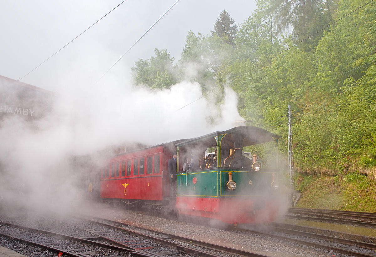 
50 Jahre BC - MEGA STEAM FESTIVAL der Museumsbahn Blonay–Chamby:
Sie wird nass und steht im selbst produzierten Nebel, die G 2/2 Krauss-Kastendampflok (Tramlok) Nr. 4 der Museumsbahn Blonay–Chamby am 19.06.2017 im Museum Chaulin.
