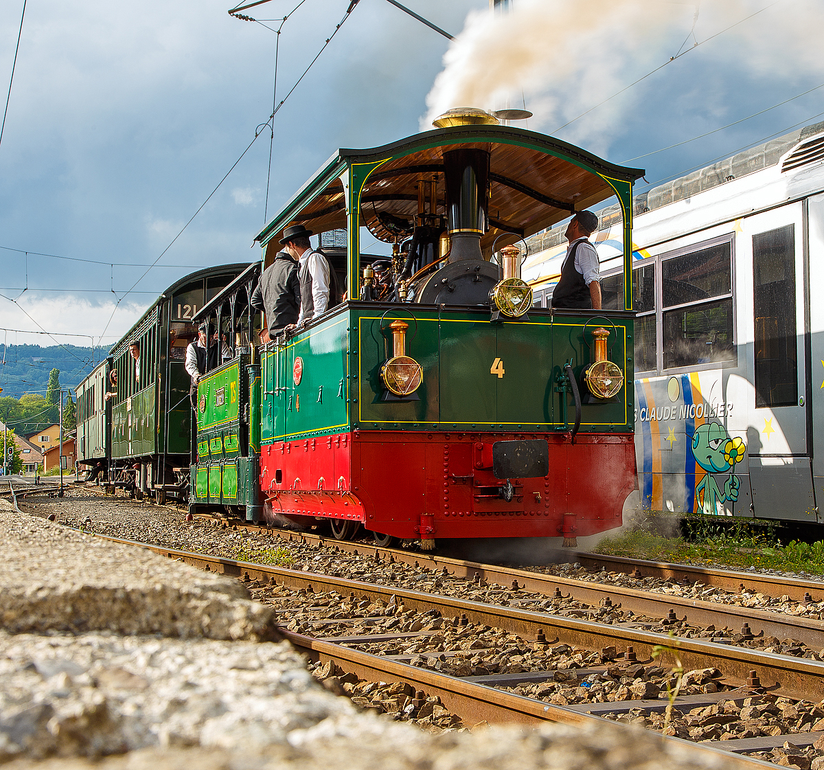 50 Jahre BC - MEGA STEAM FESTIVAL der Museumsbahn Blonay–Chamby - Museumsbahn-Romantik pur:  
In Doppeltraktion fahren die G 2/2 Krauss-Kastendampflok (Tramlok) Nr. 4 der Museumsbahn Blonay–Chamby und die G 3/3 Gastlok (030T) „La Fert-Bernard“  № 60 mit ihrem Zug am 20.05.2018 vom Bahnhof Blonay wieder hoch nach Chaulin.

Die G 2/2 Krauss-Kastendampflok Nr. 4  wurde 1900 bei Krauss, Mnchen unter der Fabriknummer 4278 fr die Ferrara Codigoro in Italien gebaut, ab 1907 dann Societ Anonima delle Ferrovie e Tramvie Padane (FTP) seit 2002 Ferrovie Emilia Romagna (FER). Hier fuhr sie auf der 52 km langen Meterspurstrecke zwischen Ferrara und Codigoro in der Po-Ebene am Rande der Adria. Im Jahr 1932 wurde die Strecke in Normalspur umgebaut, die G 2/2 Nr. 4 wurde dann auf die etwas sdlichere Strecke Rimini-Novafeltria verlegt die auch zur FTP. Diese 32 km lange Strecke hatte jedoch eine Spurweite von 950 mm, was in Italien relativ blich war. So musste die G 2/2 Nr. 4 entsprechend um gespurt werde. Die Strecke wurde 1960 eingestellt, das gesamte Rollmaterial stand dann in Rimini herum, wo die Nr. 4 von Mitgliedern der Museumsbahn Blonay–Chamby, in einem schlechten Zustand, entdeckt und 1970 erworben wurde. In sterreich fand sich auch ein neuer Kessel, der von den Werksttten der sterreichischen Bundesbahnen BB Knittelfeld angepasst wurde. Nun wieder auf Meterspur drehte G 2/2 Krauss-Kastendampflok Nr. 4, nun mit dem Spitznamen  la Rimini , im Jahr 1981 wieder ihre ersten Runden.

Die G 3/3 Gastlok (030T) „La Fert-Bernard“  № 60, ex TS Tramways de la Sarthe (eine ehem. meterspurige Dampfstraenbahnen des Umlandes von  Le Mans) wurde 1898 von ANF Blanc-Misseron unter der Fabriknummer 213 gebaut. Erhalten wird die Lok durch das Muse des Tramways  Vapeur et chemins de fer Secondaires franais (Frankreich).