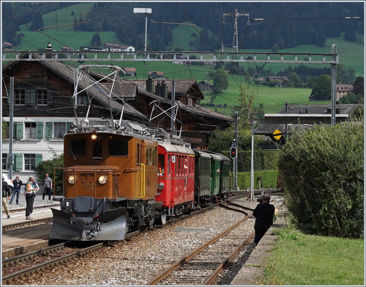 50 Jahre Blonay Chamby - MEGA BERNINA FESTIVAL:  Bndner Tag im Saaneland  - die RhB Ge 4/4  182 und der RhB ABe 4/4 35 warten in Saanen auf den Gegenzug mit der Ge 4/4  81. Die geniale Idee war, dass beide Zge  Nase an Nase  vor dem schmucken Stationsgebude halten, und ein einmaliges Motiv bilden, was dann auch betriebliche perfekt geklappt hatte, aber kaum zu fotografieren war.
14. Sept. 2018