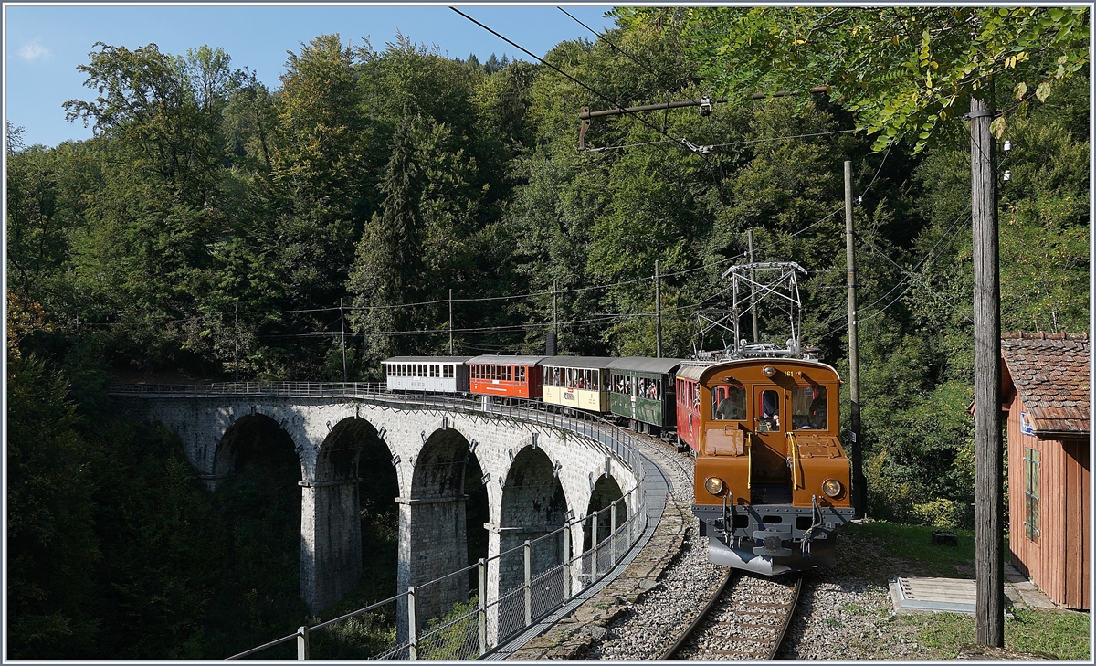 50 Jahre Blonay Chamby - MEGA BERNINA FESTIVAL: Die RhB Ge 2/2 (ex BB Ge 2/2 61) im ihrem zugedachten Betättigungsfeld: Vorspanndienst. Hier vor dem RhB ABe 4/4 35 auf dem Viadukt über die  Baie de Clarens  auf der Fahrt nach Chaulin.
15. Sept. 2018 