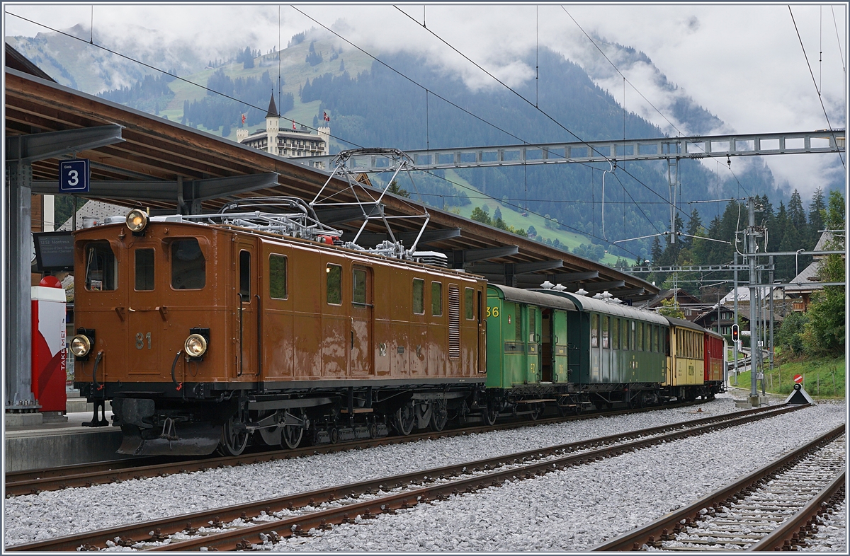 50 Jahre Blonay Chamby - Bündnertag im Saaneland: Die BB 4/4 81 / RhB Ge 4/4 181 steht mit ihre Extrazug in Gstaad für die Rückfahrt nach Montreux bereit. Doch die Lok wird noch für die  Parallelfahrt  eingesetzt und der ganze Zugs selbst wird vor der Rückfahrt noch eine Fahrt Rougemont hin und zurück absolvieren. 14. Sept. 2018