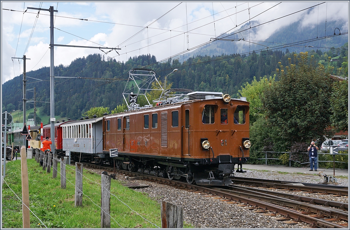 50 Jahre Blonay Chamby - Bündnertag im Saaneland: Die Bernina Bahn Ge 4/4 81 fuhr neben ihrer Fahrt von Montreux nach Gstaad (und zurück) auch noch eine Hin- und Rückfahrt von Gstaad nach Rougemont. Das Bild zeigt die viel fotografierte Lok bei der Einfahrt in Saanen. 
14. Sept. 2018