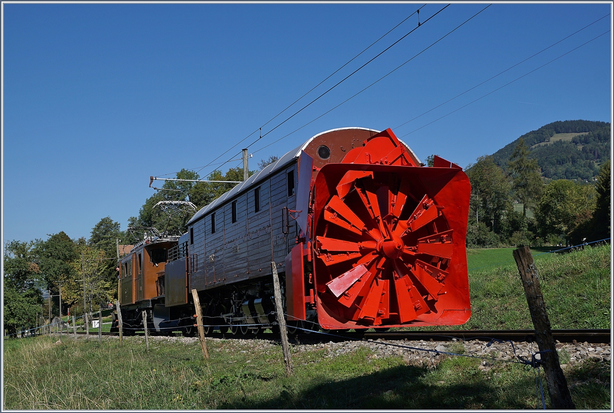 50 Jahre Blonay Chamby - MEGA BERNINA FESTIVAL: Auch ohne Schnee ziemlich impossant: RhB Dampfschneeschleuder X rot d 9214 (1052) welche von der RhB Ge 4/4 182 Richtung Chaulin geschoben wird.

9. Sept. 2018