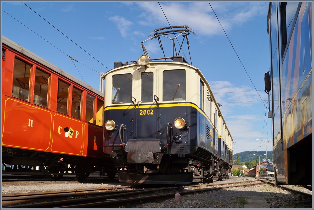 50 Jahre Blonay - Chamby; Mega Steam Festival: Der MOB FZe 6/6 2002 aus der Froschperspektive in Blonay am 21. Mai 2018