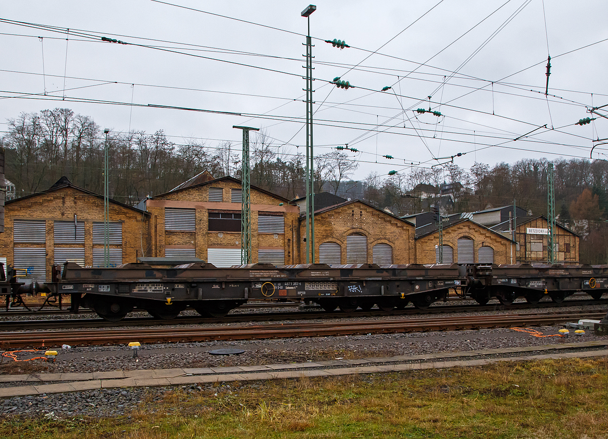 6-achsiger Drehgestell-Flachwagen mit Lademulden für Coils (Blechrollen), 31 80 4871 387-5 D-DB, der Gattung Sahmms-t 710, der DB Cargo Deutschland AG, am 14.12.2021 im Zugverband bei einer Zugfahrt in Betzdorf/Sieg.

Auf den eigentlichen Drehgestell-Flachwagen ist ein Ladegestell aufgesetzt, im dem sich 7 Lademulden für Coils befinden. Bei Bedarf kann das Ladegestell abgehoben werden und der Wagen kann so für andere Güter verwendet werden, dann würde der Wagen zur Gattung Samms 710. Früher wurden diese Wagen als Ssylms bzw. Sas 710 bezeichnet.

Technische Daten:
Spurweite: 1.435 mm
Anzahl der Achsen: 6 in zwei Drehgestellen
Länge über Puffer: 16.400 mm
Drehzapfenabstand: 8.400 mm
Achsabstand im Drehgestell: 3.400 (2 × 1.700) mm
Gesamter Radsatzstand: 11.800 mm
Ladelänge: 15.000 mm
Ladebreite in den Mulden (Sahmms-t): 2.450 mm
max Coil-Ø: 2.200 mm
Höchstgeschwindigkeit: 100 km/h (beladen) /120 km/h (leer)
Maximales Ladegewicht: 84,5 t (Streckenklasse CE oder höher)
Eigengewicht: 35.200 kg
Achslast: 20 t
Kleinster bef. Gleisbogenradius: 80 m
Bauart der Bremse: KE-GP
Handbremse: Fbr
