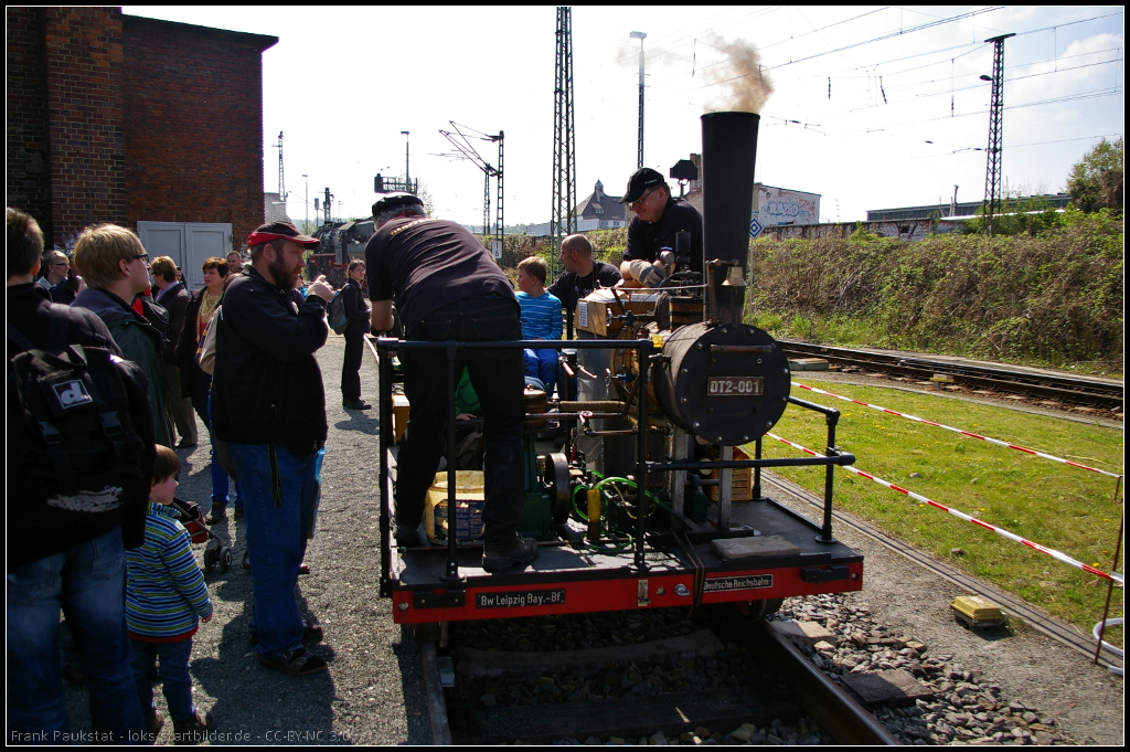 6. Dresdner Dampfloktreffen, 12.04.2014: Die Dampfdraisine DT2-001 ist ein Einzelst�ck und geh�rt einer Privatperson. Gebaut wurde die Draisine 2012. Hier noch einige interessante Daten:

Achsfolge: A1
Spurweite: 750mm bis Normalspur einstellbar
Geschwindigkeit: 30 km/h
Leistung: 5 PS
Zylinderdurchmesser: 92 mm
Kolbenhub: 82 mm
Kessel�berdruck: 8 bar
Verdampfungsheizfl�che: 2 m2
Anzahl der Heizrohre: 70
Wasserkasteninhalt: 65 Liter
Verbrauch: 3 l Wasser & 1 Kg Holz pro Kilometer

F�r einen Eigenbau eine beachtliche Leistung.