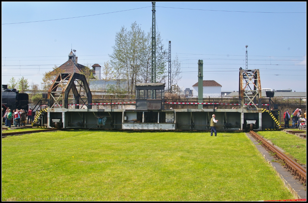 6. Dresdner Dampfloktreffen, 12.04.2014: Kommt man auf das Depotgel�nde ist die gro�e Schiebeb�hne nicht zu �bersehen