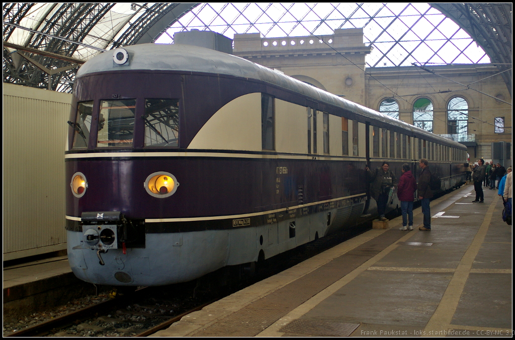 6. Dresdner Dampfloktreffen, 12.04.2014: VT 137 856 des F�rderverein SVT im Dresdener Hauptbahnhof