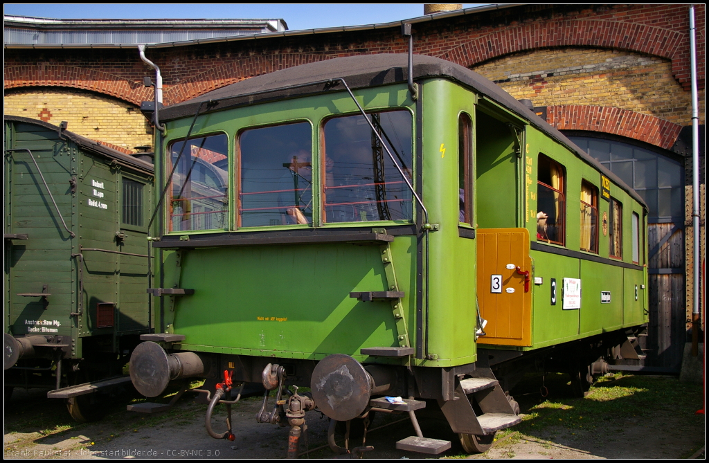 6. Dresdner Dampfloktreffen, 12.04.2014: Was auf den ersten Blick wie ein Triebwagen aussieht, entpuppt sich beim zweiten Blick als Aussichtswagen 3. Klasse, Gattung C Sa 12 der S�chsischen Staatseisenbahn. Der Wagen wurde 1912 gebaut und seit 1975 �ber viele Jahre wieder instandgesetzt. So ist die Gasbeleuchtung noch im originalem Zustand, auch wenn die Gasflaschen und -leitungen heutigen Anspr�chen entsprechen m�ssen und entsprechend angepasst wurden. Seit 1997 ist der Wagen wieder zugelassen und wird auf Sonderfahrten der Winbergbahn eingesetzt