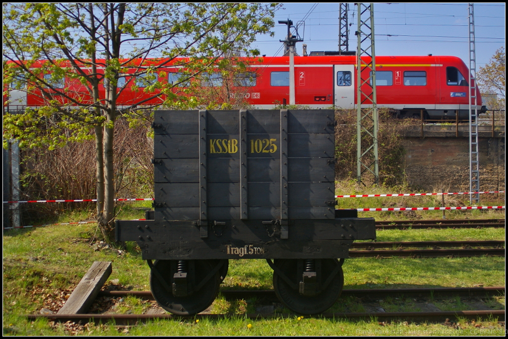 6. Dresdner Dampfloktreffen, 12.04.2014: Zweiachsiger Hochbordwagen K.S.StB 1025 der K�niglich S�chsichschen Staatsbahn trifft auf modernen Regionalzug