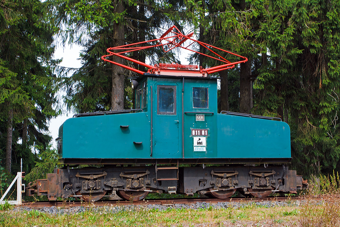 600 mm Schmalspurige Bo'Bo' Elektrolok ex Jenaer Glaswerke Nr. 611 01 der Lichtenhainer Waldeisenbahn in Lichtenhain an der Bergbahn am 24.08.2013.

Die Lok wurde 1951 unter der Fabriknummer 6663 bei LEW (VEB Lokomotivbau Elektrotechnische Werke „Hans Beimler“ Hennigsdorf) gebaut und Jenaer Glas (später Schott Jenaer Glas GmbH) geliefert.

Schon seit 1899 hatte das Jenaer Glaswerk Schott & Genossen eine Schmalspurbahn mit 600 mm Spurweite. Ob Schmelzhütten und Öfen, Gaserzeuger und Kraftwerk sowie die vielen Zulieferwerkstätten, alle standen durch die Bahn miteinander in Verbindung. In den späten 1920er Jahre, als das Gelände des Glaswerks mit ca. 27 ha seine größte Ausdehnung erreicht hatte, erschloss sich die Werkbahn dieses mit 15 km Schienennetz und sieben Lokomotiven. Die letzte Fahrt fand am 24. November 1994 statt. 2004 ging die Lok an die Lichtenhainer Waldeisenbahn.