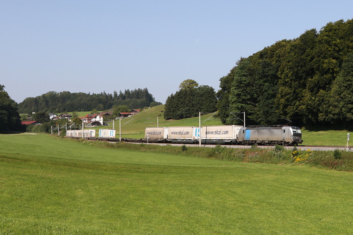 6193 116 mit einem  EKOL-KLV  aus M�nchen kommend am 13. August 2025 bei Axdorf.