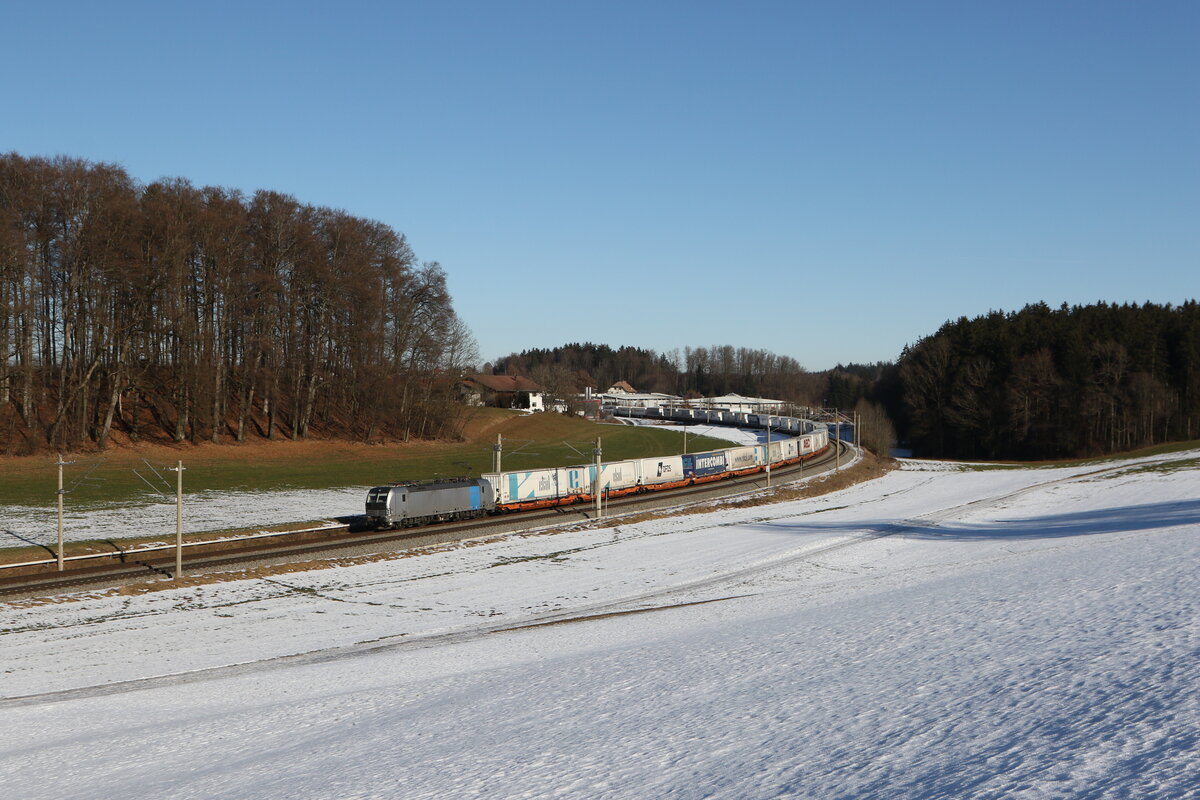 6193 195 von  Railpool  mit einem  EKOL-KLV  aus Salzburg kommend am 19. Januar 2026 bei Axdorf im Chiemgau.