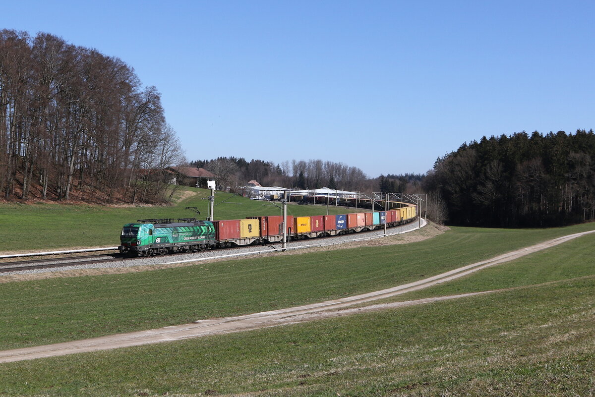 6193 757  Green Mobility Alliance  war mit einem Containerzug am 19. M�rz 2025 bei Axdorf in Richtung Rosenheim unterwegs.