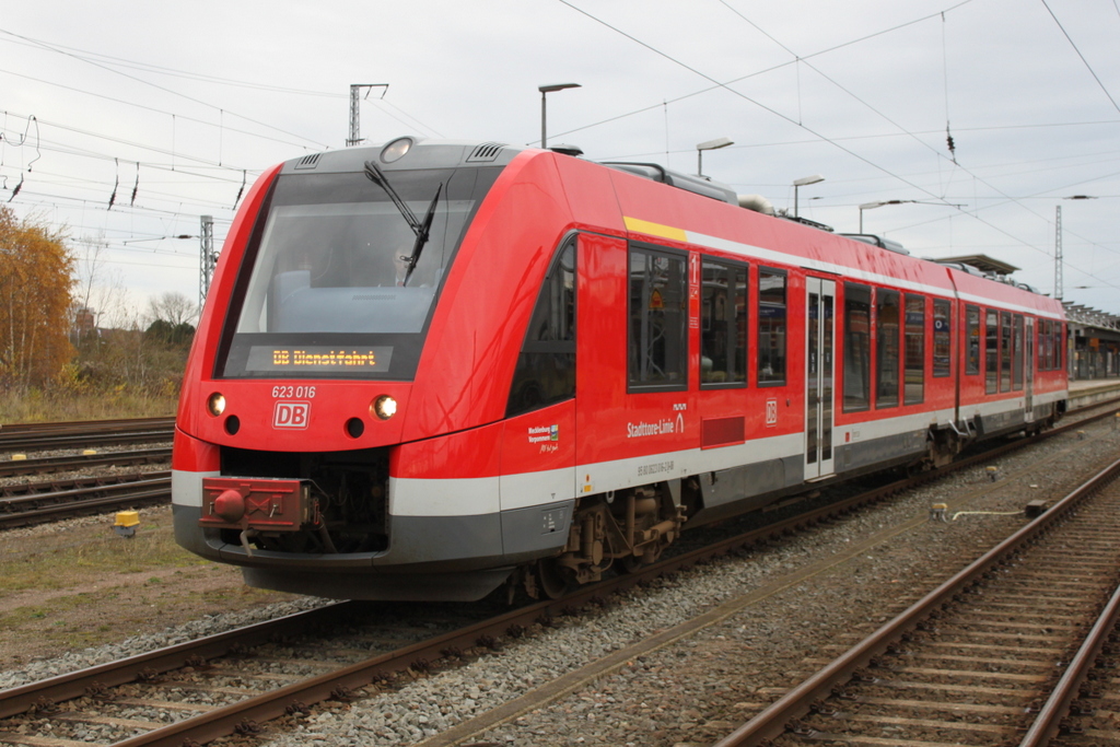 623 016-2 als berfhrung von Rostock nach Gstrow/Bad Kleinen bei der Ausfahrt im Rostocker Hbf.20.11.2016