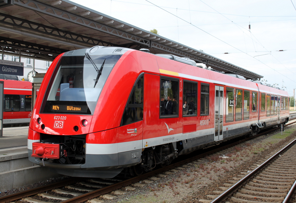 623 020-4 als RE4(RE 13208)von Pasewalk nach B�tzow kurz vor der Ausfahrt im Bahnhof G�strow.09.10.2015