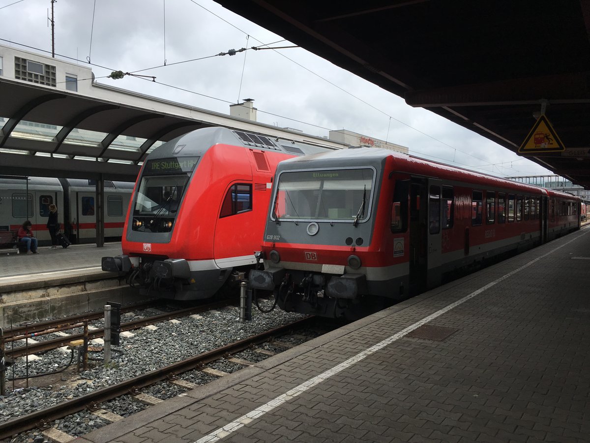 628 902 als Re von/nach Ellwangen und eine DoSto Garnitur im Juli 2017 in Ulm Hbf.