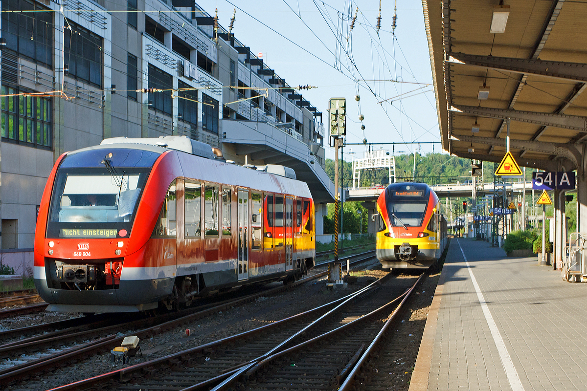 
640 004 (LINT 27) der DreiLänderBahn rangiert am 28.05.2012 im Hbf Siegen, recht steht 429 045 (5-teiliger FLIRT) der HLB (Hessischen Landesbahn) als RE 99 (Main-Sieg-Express) Siegen - Gießen - Frankfurt/Main.