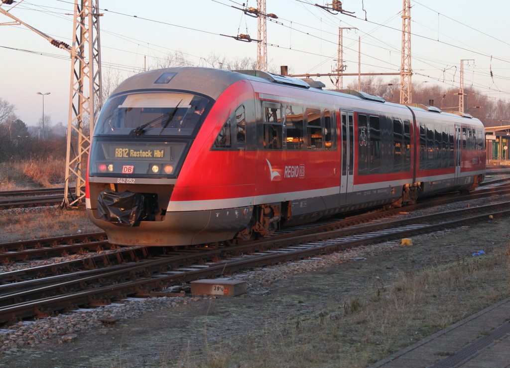 642 052 als RB 12(RB 13228)von Graal-M�ritz nach Rostock Hbf bei der Einfahrt im Rostocker Hbf.28.01.2017