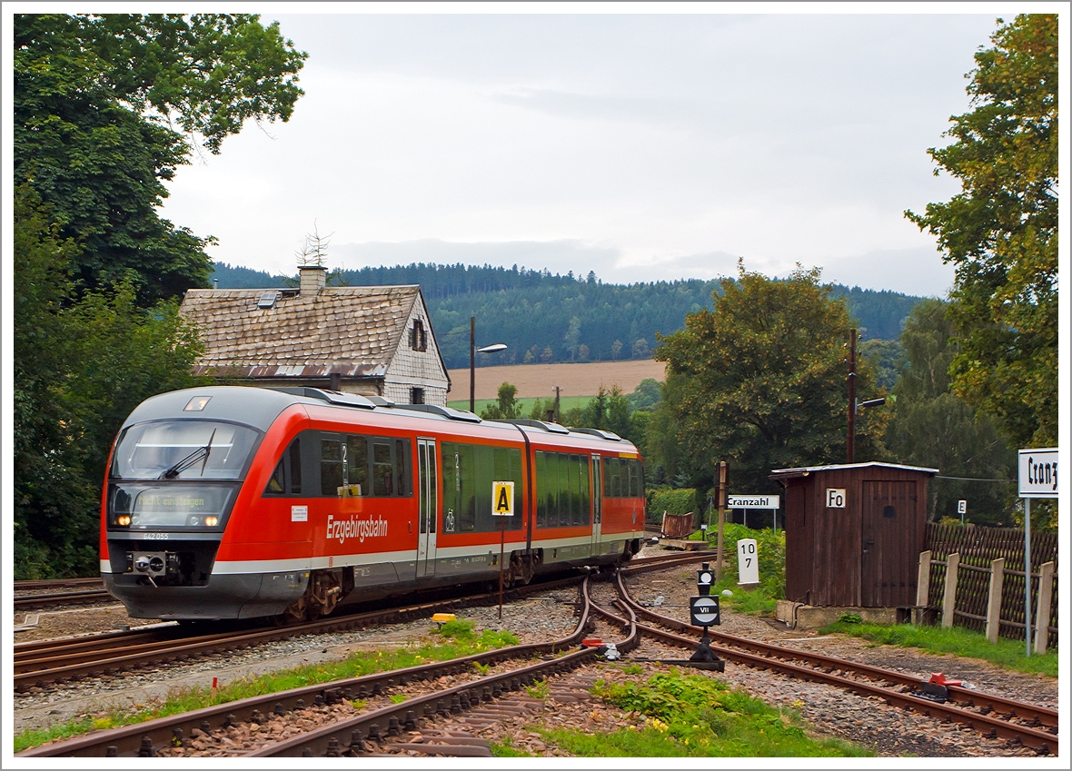 
642 055  Stadt Augustusburg  ein Siemens Desiro Classic der Erzgebirgsbahn (DB Regio) fährt am 26.08.2013 in den Bahnhof Cranzahl, er kommt über die KBS 517 von Annaberg-Buchholz. 
Das 750 mm-Schmalsppurgleis zum BW und Güterbereich der Fichtelbergbahn kreuzt hier das Normalspurleis.

Technische Daten:
Hersteller:  Siemens Mobility
Baujahr:  ab 2000
Anzahl der gebauten Fahrzeuge:  237 Stück für DB AG
Achsfolge:  B´(2)B´
Länge über Puffer:  41.700 mm
Breite:  2.830 m
Leergewicht:  82 t
Antrieb:  2 x Sechszylinder-Dieselmotoren von MTU
Kraftübertragung:  mechanisch mit hydraulischen Anfahrwandler
Motorleistung:  2 x 275kW oder2 x 315 kW
Höchstgeschwindigkeit:  120 km/h
Anzahl Sitzplätze 1. Klasse:  12
Anzahl Sitzplätze 2. Klasse:  109
Anzahl Stehplätze:  90