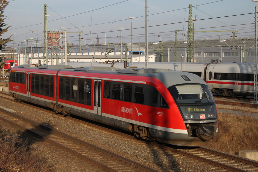 642 185 als RB11(Tessin-Wismar)musste am 16.12.2016 vor Hp0 Signal im Rostocker Hbf warten.