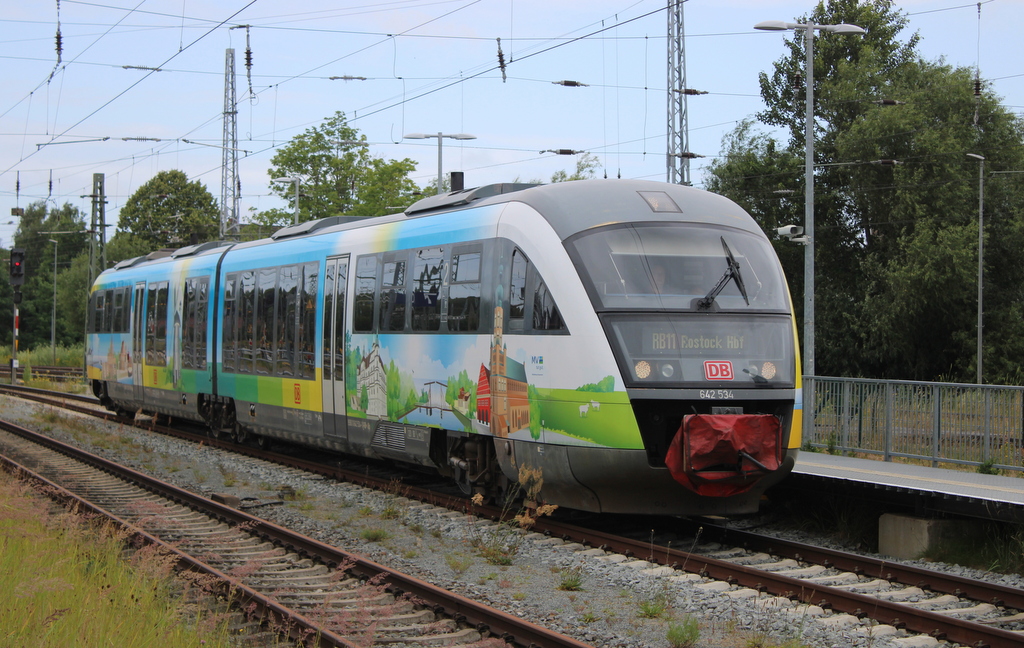642 534 am 27.06.2025 im Rostocker Hbf.