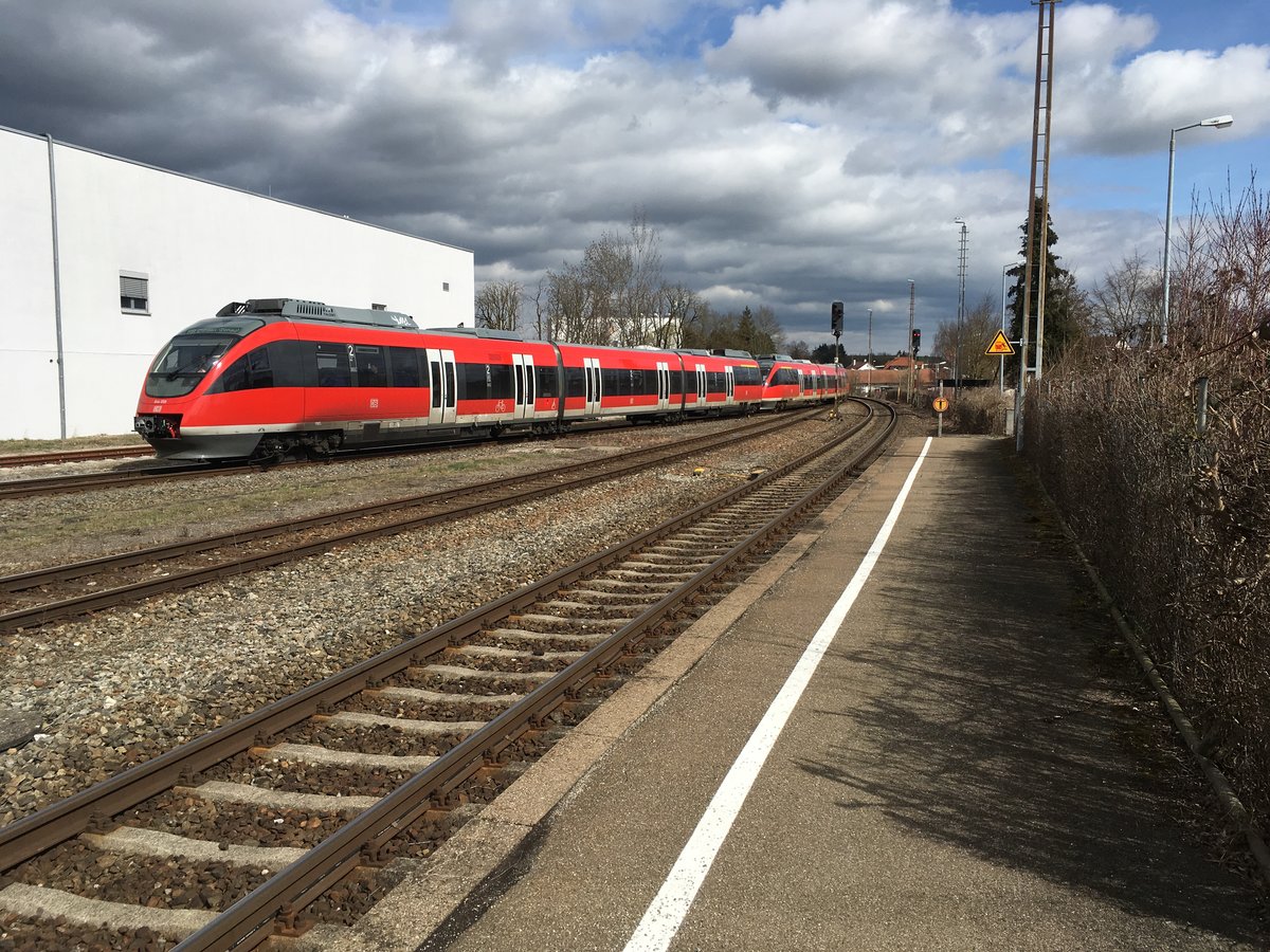 644 059 + 644 042 bei der Einfahrt als RB aus Ulm in Ehingen.

(20.03.17)