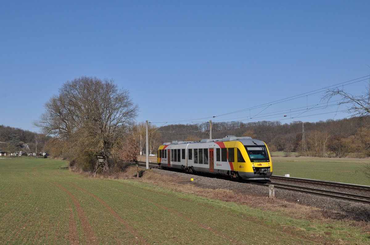 648 165, ein LINT von der DreiLänderBahn der HLB, war am 28. Februar 2021 als RB21 Limburg - Wiesbaden Hbf unterwegs und wurde dabei bei der Ausfahrt aus dem Haltepunkt Lindenholzhausen aufgenommen. 
Seit dem Fahrplanwechsel 2020/21 kommt wieder planmäßig ein Triebzug der Baureihe 648 sonntags auf die Strecke: Dieser schert am frühen Vormittag in einen RB21-Umlauf ein (13:18 Uhr ab Limburg) und fährt dann eine Runde nach Wiesbaden, an manchen Sonntagen geht es auch zweimal nach Wiesbaden (17:18 Uhr ab Limburg). Die RB21 wird werktags sonst mit Zügen der Baureihe 642 und 646 gefahren. 