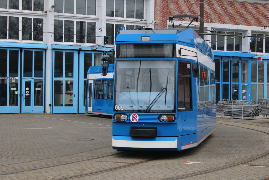 6N-1 Wagen 669 stand am Nachmittag des 22.03.2024 auf dem Betriebshof der Rostocker Straßenbahn AG in der Halle hatte sich Gotha Wagen 1 vor dem Fotografen versteckt.