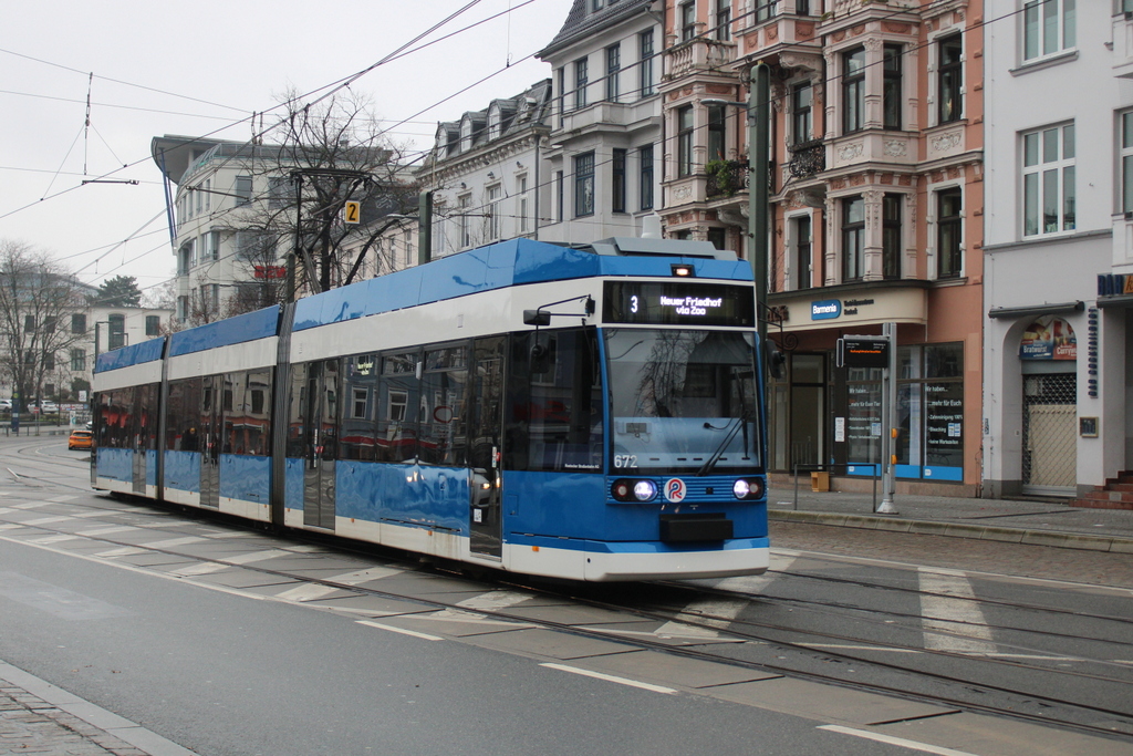 6N 1 Wagen 672 als Linie 3 von Rostock-Dierkow via Zoo nach Neuen Friedhof am 08.12.2024 in der Rostocker Innenstadt