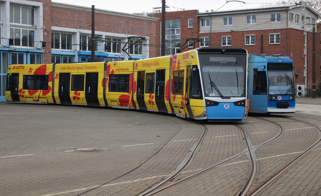 6N-2 Wagen 609 und 6N-1 Wagen 684 auf dem Betriebshof der Rostocker Straßenbahn AG abgestellt.07.04.2024