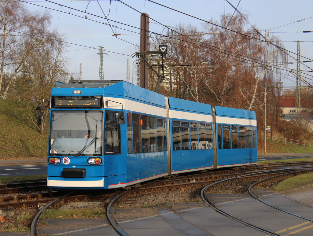 6N1 Wagen 664 als Linie 3 von Neuer Friedhof nach Rostock Dierkower Allee am 14.12.2025 in Höhe Rostock-Stadthalle.