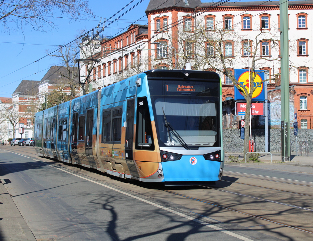 6N2 Wagen 608 als Linie 1 von Rostock Mecklenburger Allee nach Rostock Hafenallee am Mittag des 04.04.2025 in der Rostocker Innenstadt