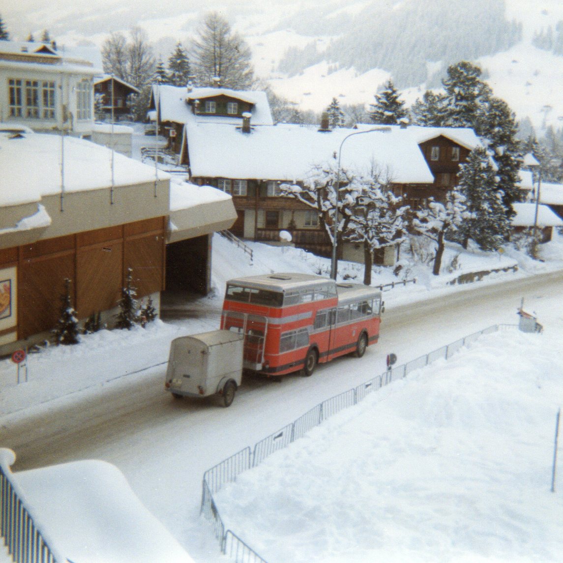 (7-17) - Aus dem Archiv: AFA Adelboden - Nr. 7/BE 26'707 - FBW/Vetter-R&J Anderthalbdecker im Februar 1988 in Adelboden, Landstrasse