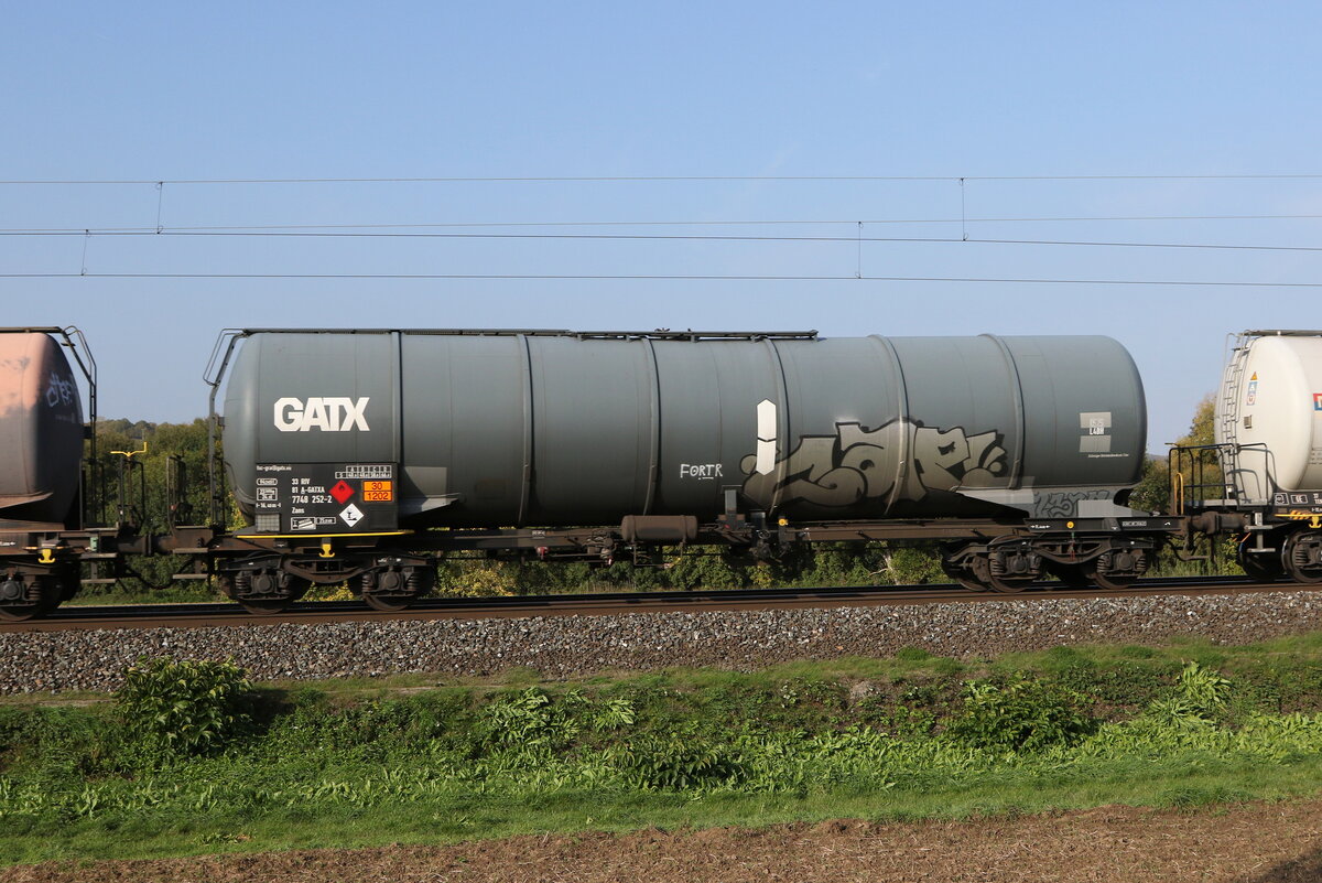 7748 252 (Zans) von  GATX  am 12. Oktober 2022 bei Himmelstadt.
