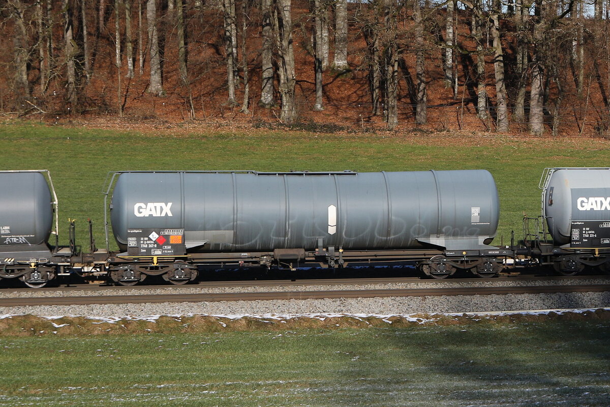 7748 267 (Zans) von  GATX  am 27. Dezember 2024 bei Axdorf.