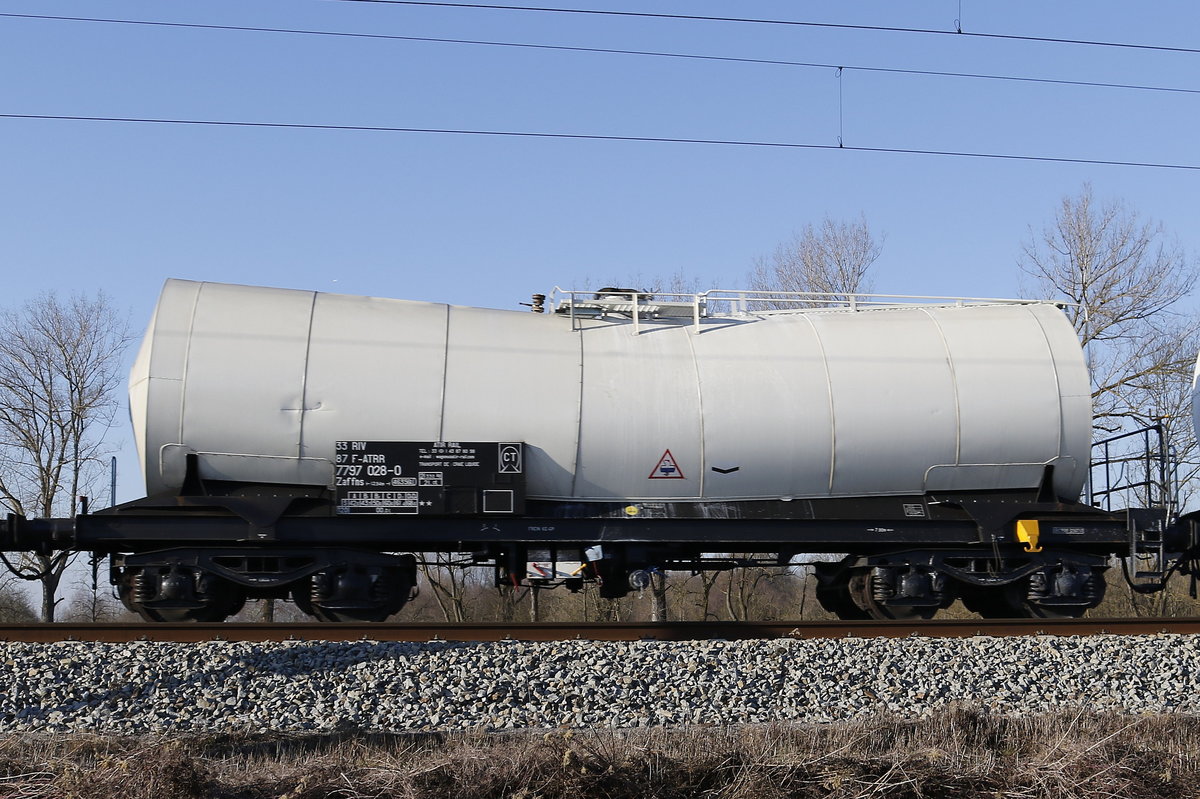 7797 028 (Zaffns) von  ATIR-Rail  am 30. Dezember bei Freising.