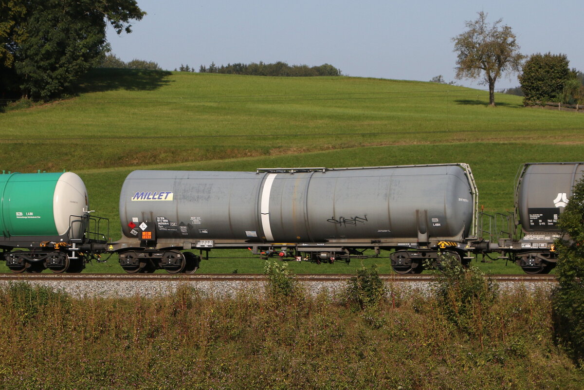 7837 579 (Zacns) von  MILLET  am 19. September 2024 bei Axdorf.