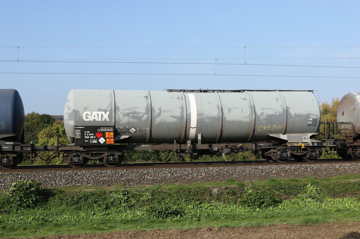 7848 480 (Zans) von  GATX  am 12. Oktober 2022 bei Himmelstadt im Maintal.
