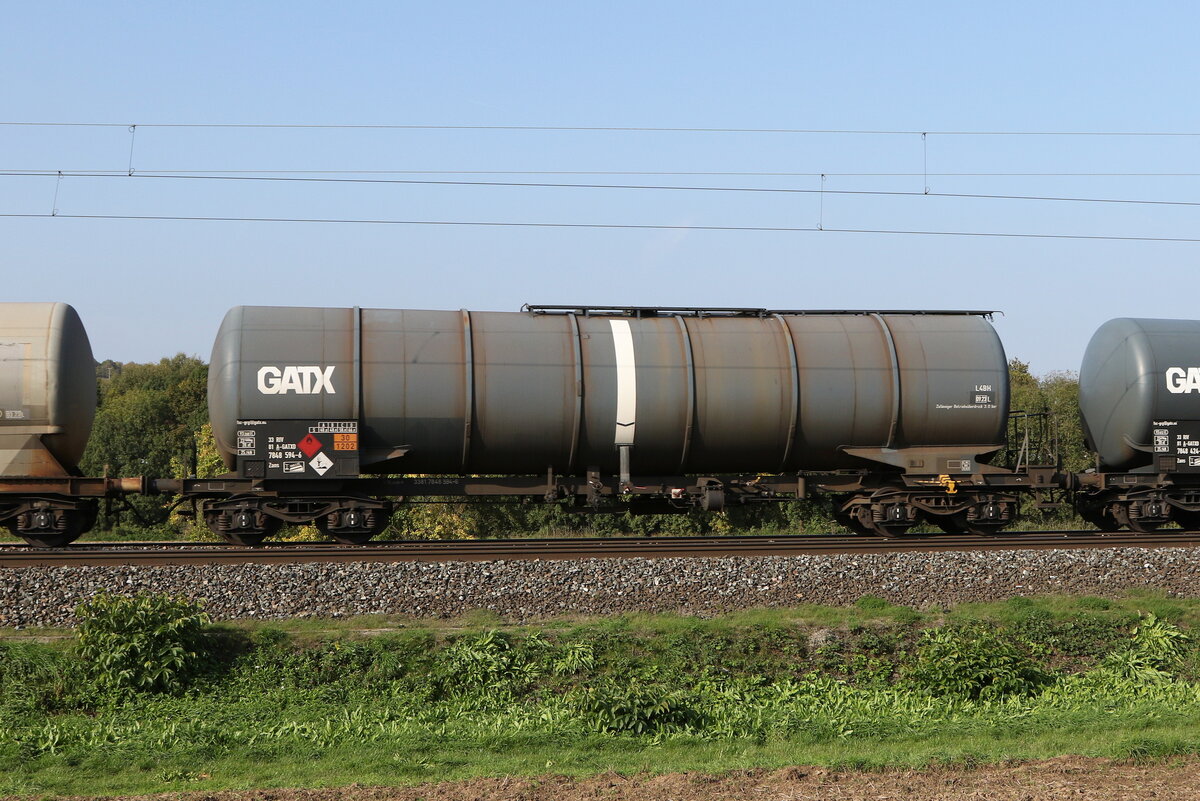 7848 594 (Zans) von  GATX  am 12. Oktober 202 bei Himmelstadt am Main.